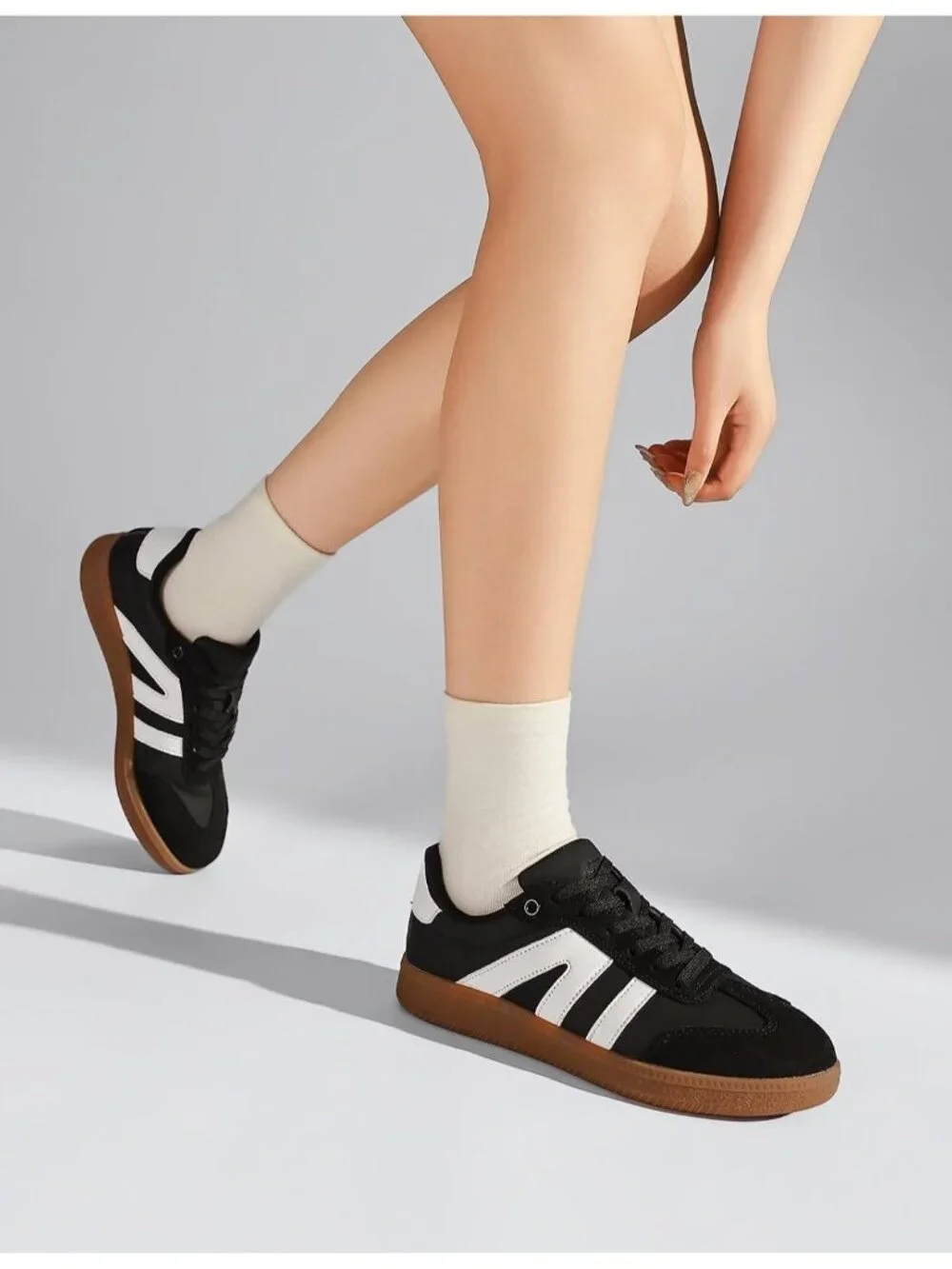 Women's Black Lightweight Retro Gum Sole Non Slip Lace Up Fashion Sneakers